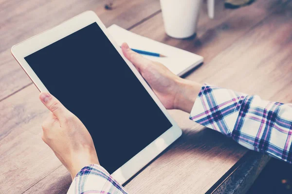 Kafede masada tablet kullanan Asya kadın. tonda vintage.