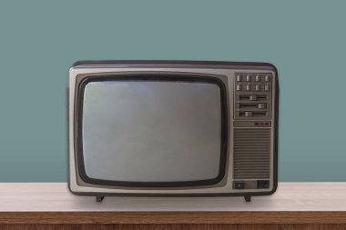 Vintage Tv kutusu ahşap masa ve pastel renk arka plan üzerinde.