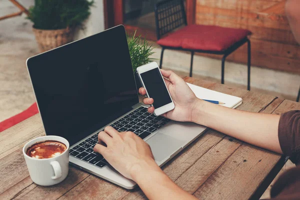 Verksamhet Man Håller Telefonen Och Använda Laptop Träbord Vintage Tonas — Stockfoto