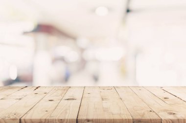 Boş ahşap masa ve bulanık arka plan - alışveriş merkezi mağaza ile görüntü montaj ürün için bokeh arka plan bulanıklık.