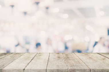 Boş ahşap masa ve bulanık arka plan - alışveriş merkezi mağaza ile görüntü montaj ürün için bokeh arka plan bulanıklık.