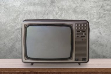 Vintage Tv kutusu ahşap masa ve çimento duvar arka plan üzerinde.