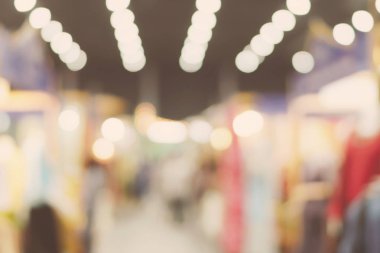 İnsanların alışveriş merkezi görüntü arka plan bulanıklık.
