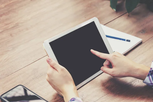 Mulher Mão Usando Tablet Computador Mesa Madeira Com Vintage Tonificado — Fotografia de Stock