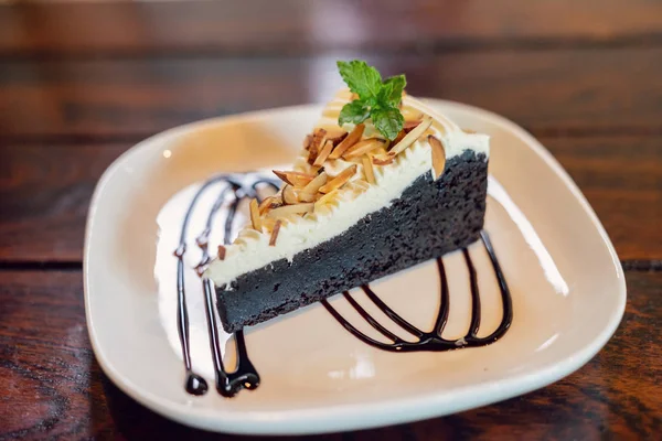 Çikolatalı kek ahşap masanın üzerine ev yapımı kadar kapatın