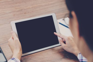 Asya işkadını kafe ve masaya tablet kullanma.