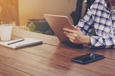 Asya işkadını kafe ve masaya tablet kullanma.