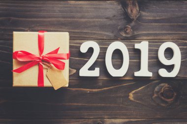 Yeni yıl kavramı - yeni yıl ve kahverengi hediye kutusu ahşap bir masa üzerinde sayı 2019. 