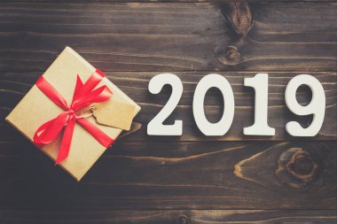 Yeni yıl kavramı - yeni yıl ve kahverengi hediye kutusu ahşap bir masa üzerinde sayı 2019. 