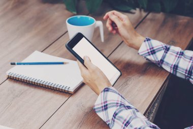 Kafe ve restoran telefon tutarak el erkek kadar kapatın.