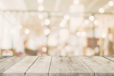 Cafe Restoran arka plan üzerinde bulanık soyut kişilerle boş ahşap masa.