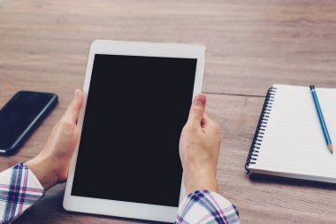 Asya işkadını kafe ve masaya tablet kullanma.