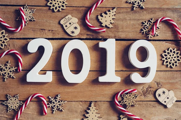 Yeni yıl 2019 word ve Noel dekorasyonu ahşap masa üzerinde. İş kavramı.