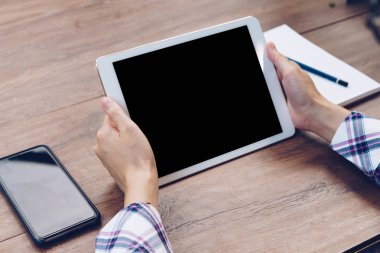 Vintage ile ahşap tabloda tablet bilgisayar kullanan el kadın tonda.