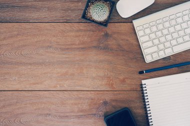 Yüksek açı ayarı tablo bilgisayar, telefon, tablet iş çalışma alanı'nın görünümünü.