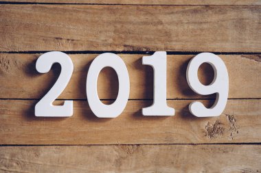 Ahşap masa yeni yıl 2019 kelime. Yeni yıl kavramı.