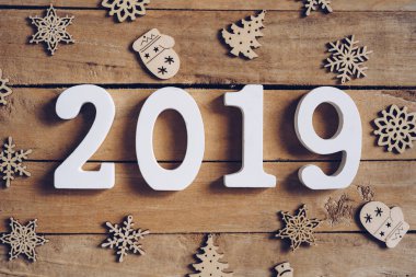 Yeni yıl 2019 word ve Noel dekorasyonu ahşap masa üzerinde. Yeni yıl kavramı.
