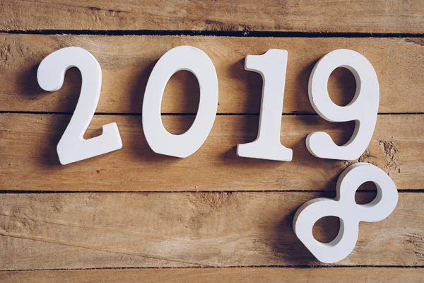 Ahşap masa yeni yıl 2019 kelime. Yeni yıl kavramı.