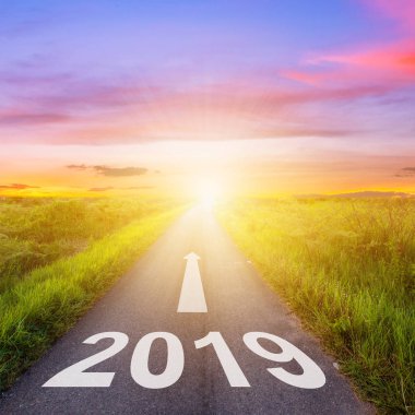 Boş asfalt yol ve yeni yıl 2019 kavramı. Boş bir yolda gol 2019 için sürüş.