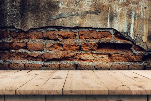 砖墙背景和空木桌显示复制空间的产品蒙太奇 — 图库照片