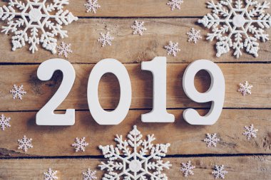Yeni yıl 2019 kar taneleri ve Noel dekorasyonu ahşap kahverengi Noel zemin üzerine.