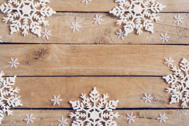 Kar taneleri ve Noel dekorasyonu ile kahverengi ahşap Noel arka plan.