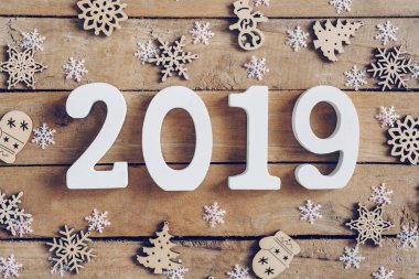 Yeni yıl 2019 kar taneleri ve Noel dekorasyonu ahşap kahverengi Noel zemin üzerine.