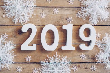 Yeni yıl 2019 kar taneleri ve Noel dekorasyonu ahşap kahverengi Noel zemin üzerine.
