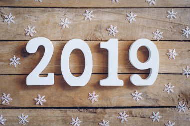 Yeni yıl 2019 kar taneleri ve Noel dekorasyonu ahşap kahverengi Noel zemin üzerine.