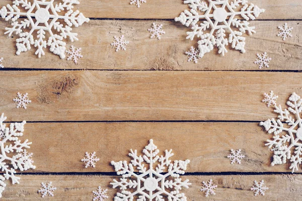Ξύλινο Καφέ Χριστουγεννιάτικο Φόντο Νιφάδες Χιονιού Και Χριστουγεννιάτικη Διακόσμηση — Φωτογραφία Αρχείου