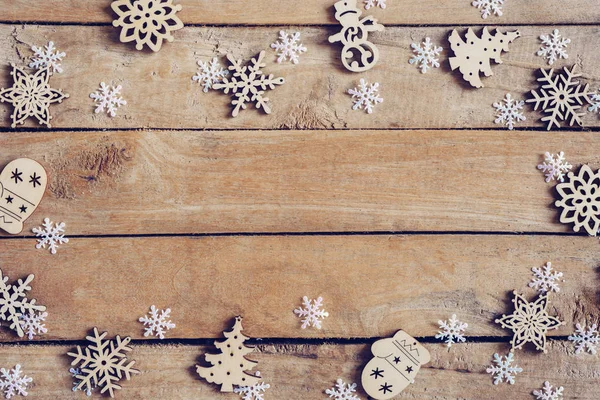 Ξύλινο Καφέ Χριστουγεννιάτικο Φόντο Νιφάδες Χιονιού Και Χριστουγεννιάτικη Διακόσμηση — Φωτογραφία Αρχείου