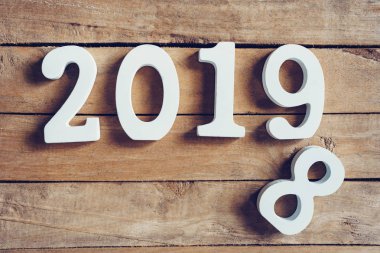 Ahşap masa yeni yıl 2019 kelime. Yeni yıl kavramı.