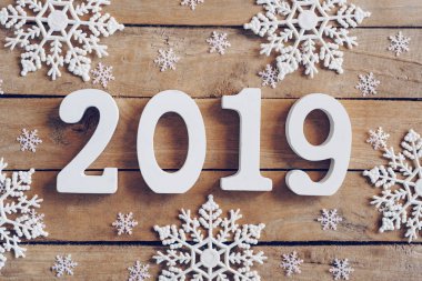 Yeni yıl 2019 kar taneleri ve Noel dekorasyonu ahşap kahverengi Noel zemin üzerine.