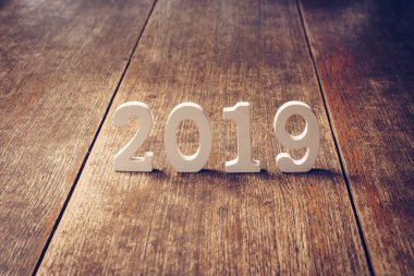 Ahşap numaraları numarası 2019, rustik ahşap arka plan üzerinde yeni yıl 2019 için şekillendirme.