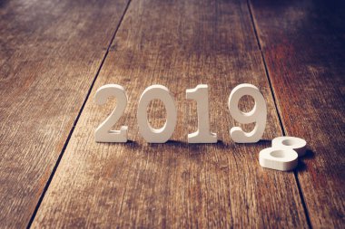Ahşap numaraları numarası 2019, rustik ahşap arka plan üzerinde yeni yıl 2019 için şekillendirme.