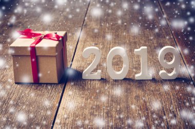Ahşap numaraları numarası 2019, rustik ahşap hediye kutusu ile kar soğuk ile yeni yıl 2019 için şekillendirme.