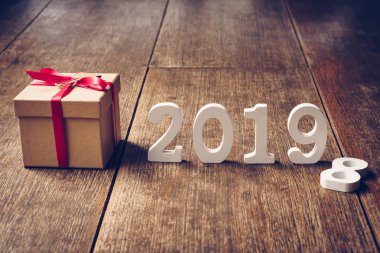 Ahşap numaraları numarası 2019, rustik ahşap hediye kutusu ve kırmızı kurdele ile yeni yıl 2019 için şekillendirme.