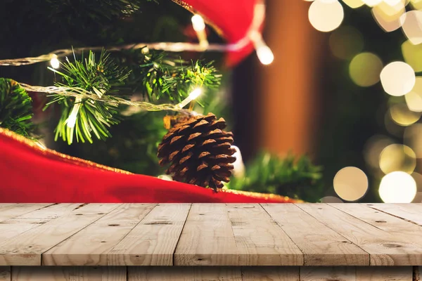 Leerer Holztisch Und Weihnachtsbaum Hängende Tannenzapfen Mit Displaymontage Für Produkt — Stockfoto