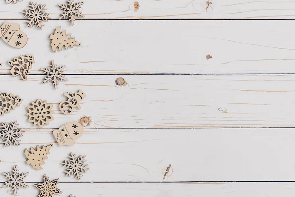 Holz Weiß Und Weihnachten Hintergrund Mit Schneeflocken Und Weihnachtsdekoration — Stockfoto