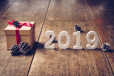 Ahşap numaraları numarası 2019, rustik ahşap hediye kutusu ile yeni yıl 2019 için şekillendirme.
