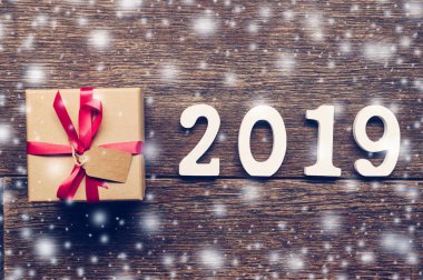 Ahşap numaraları numarası 2019, rustik ahşap hediye kutusu ile kar soğuk ile yeni yıl 2019 için şekillendirme.