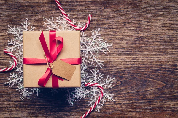 Caixa Presente Natal Colocado Flocos Neve Brancos Tábuas Madeira Com — Fotografia de Stock