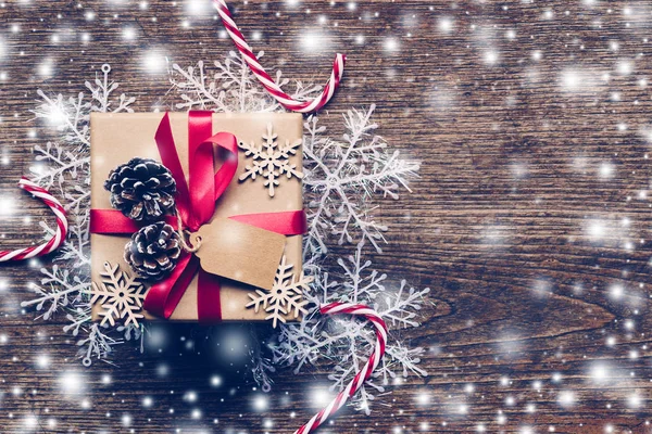 Weihnachtsgeschenkbox Platziert Und Weiße Schneeflocken Auf Holzplanken Mit Weißem Schnee — Stockfoto