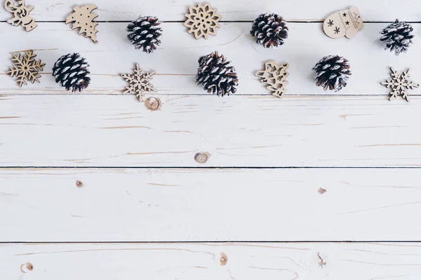 Sfondo Legno Bianco Natale Con Fiocchi Neve Pigne Decorazioni Natalizie — Foto Stock