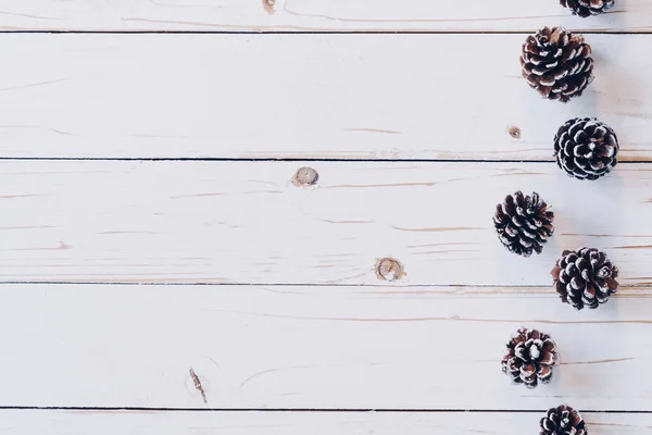 Tannenzapfen Auf Rustikalem Holz Weißen Hintergrund Mit Kopierraum — Stockfoto