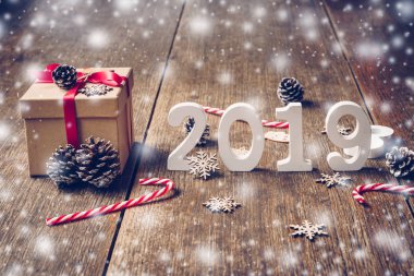 Ahşap numaraları numarası 2019, rustik ahşap hediye kutusu ile kar soğuk ile yeni yıl 2019 için şekillendirme.