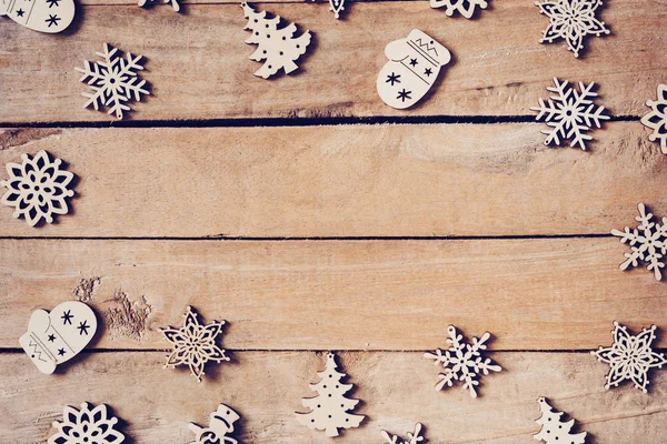 雪とクリスマスの装飾の木製の茶色のクリスマス背景 — ストック写真