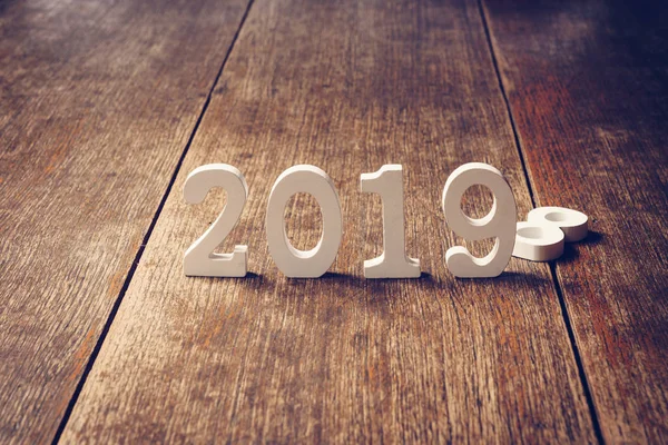 Ahşap numaraları numarası 2019, rustik ahşap hediye kutusu ve kırmızı kurdele ile yeni yıl 2019 için şekillendirme.