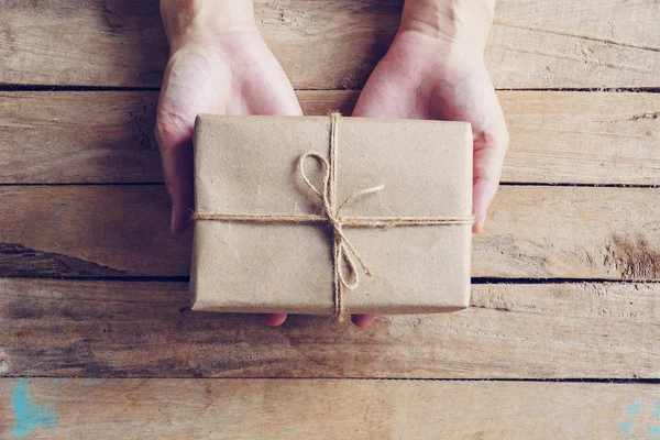 Sobre Mano Mujer Sosteniendo Presente Caja Regalo Sobre Fondo Mesa — Foto de Stock