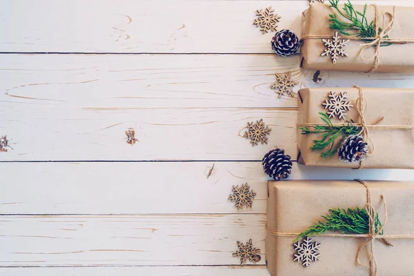 Zelfgemaakte Verpakte Doos Van Gift Van Het Kerstmis Presenteert Een — Stockfoto